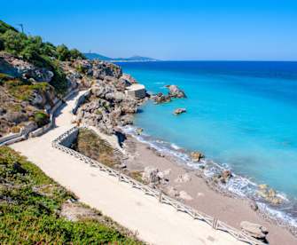 Schöne mediterrane Landschaft an der Küste von Ixia, Insel Rhodos, Griechenland